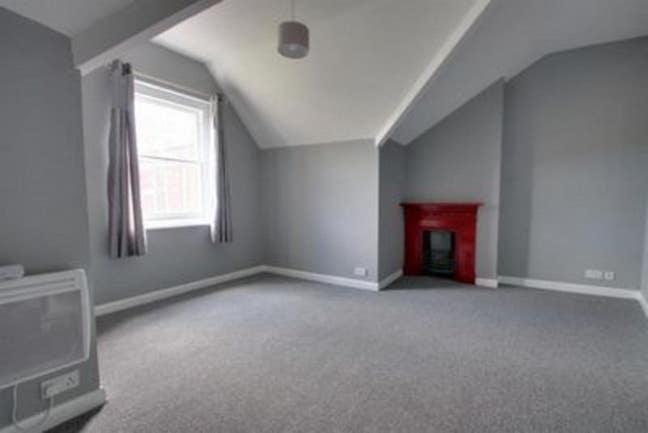 This room let in a shared house comes with Main Photo