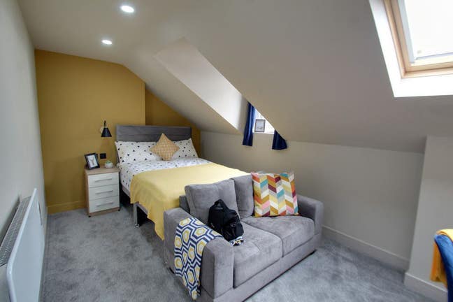 Hassle‑free modern room for working professionals  Main Photo