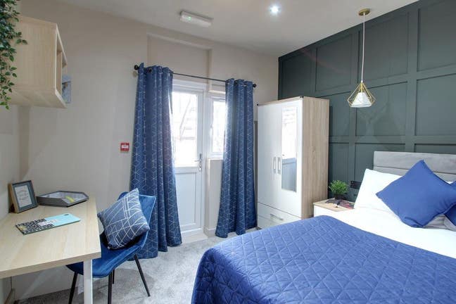 Hassle‑free modern room for working professionals  Main Photo
