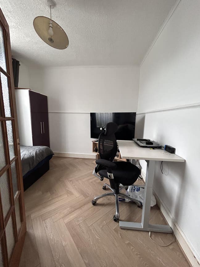 Small Double room available  Main Photo