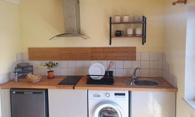 Large Double Room With Kitchen Available Main Photo