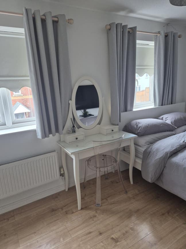 Lovely double room in townhouse. Main Photo