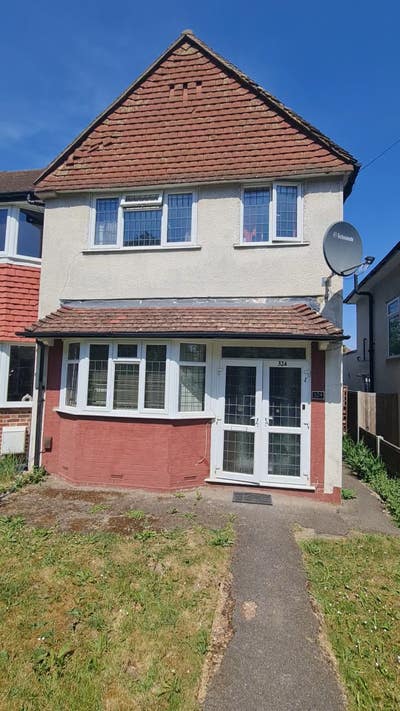 3 Bed Beautiful House with front and rear gardens Main Photo
