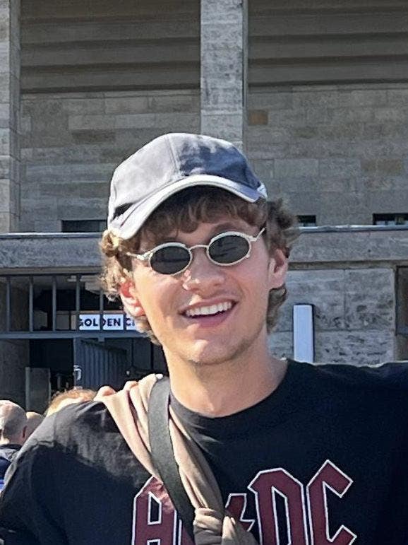 Hi there!  I'm a 21-year-old physics studen... Main Photo