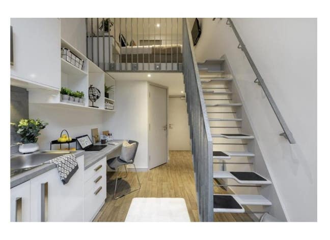 Fabulous ensuite self contained studio flat Main Photo