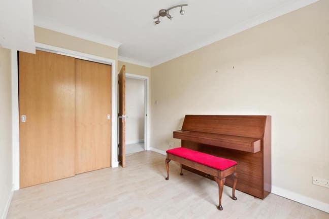 Cosy Double Room in Quiet, Friendly Home!  Main Photo