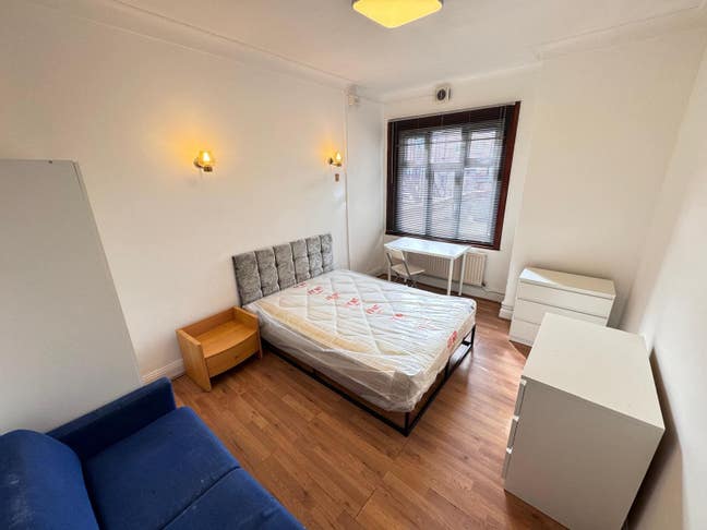 2-Bed Flat Near MDX – Perfect for Students! Main Photo