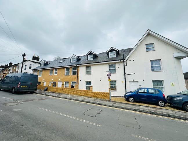 Spacious & Modern 1-Bed Flat in Maidstone ME15  Main Photo