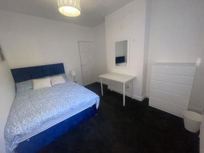 &pound;100 DEPOSIT! All Bills Included!  Main Photo