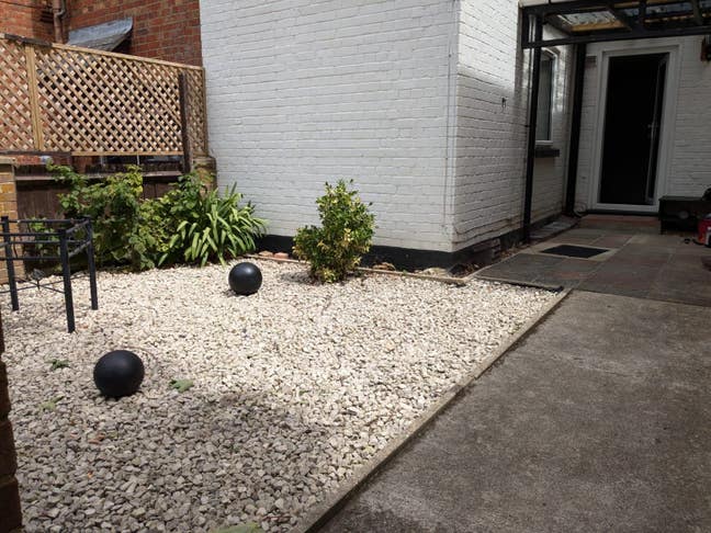 Garden studio flat near town centre/train station Main Photo