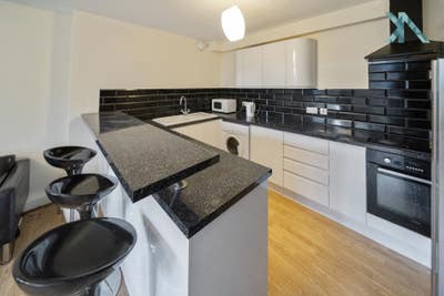 Spacious 5 bedroom split level maisonette Main Photo