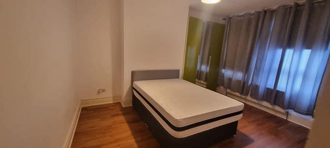 Exter Large  Double Room in This Lovely House  Main Photo
