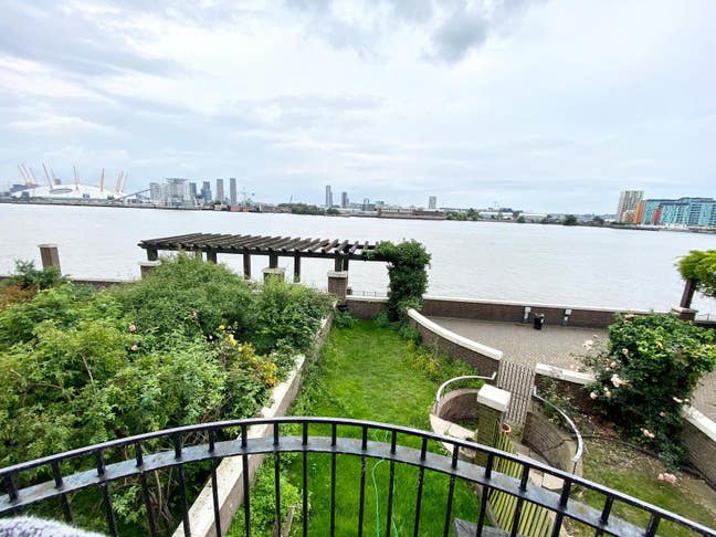 Newly Refurbished room by the Thames!  Main Photo
