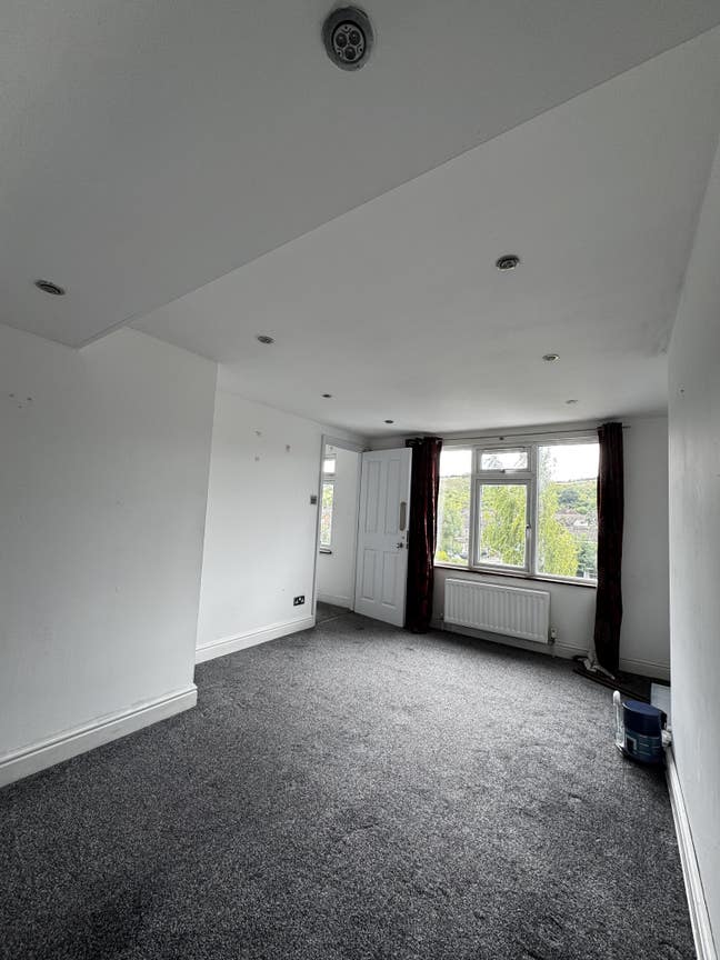 Room for rent in a shared home- £450 per month Main Photo