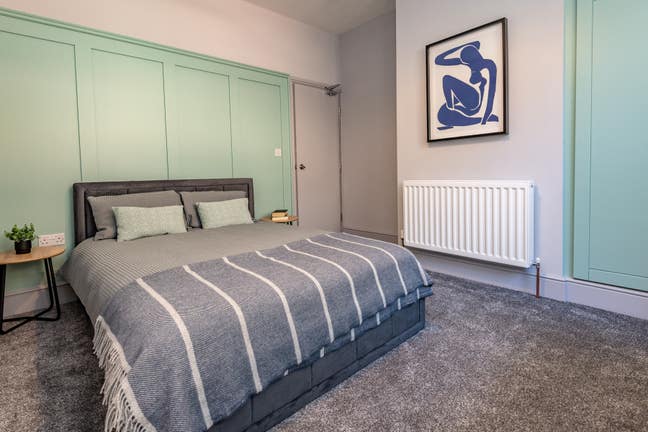 Central Double Room Available in HX1 Main Photo