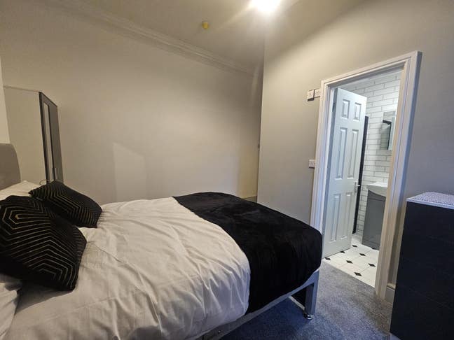 2 Double En-Suite Rooms in Central St. Helens  Main Photo