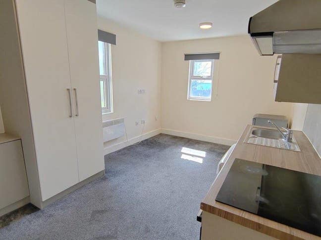 🛏️ Newly decorated studio flat to let- Harlesden Main Photo