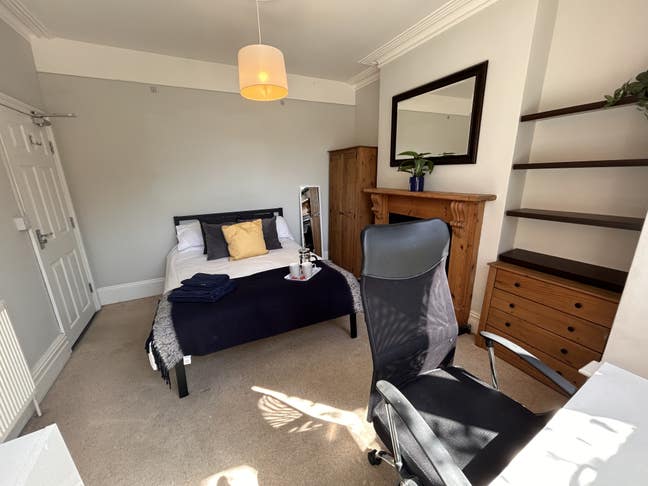 Large room in a  Beautiful House close to centre Main Photo