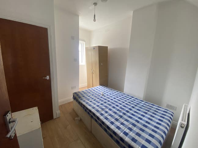 En Suite (Own Bathroom) Next to Gants Hill Station Main Photo