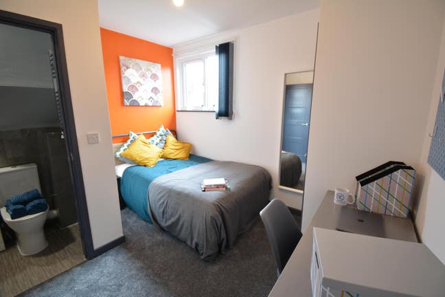  CV1  Far  Gosford–  Premium  ensuite  Room
 Main Photo