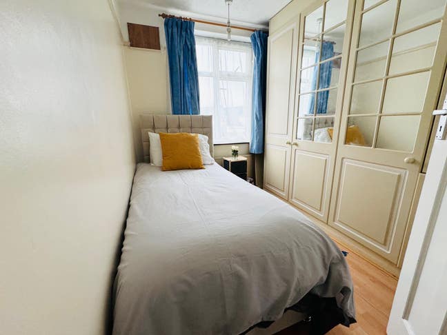 Single Room on Black Swan Lane Main Photo