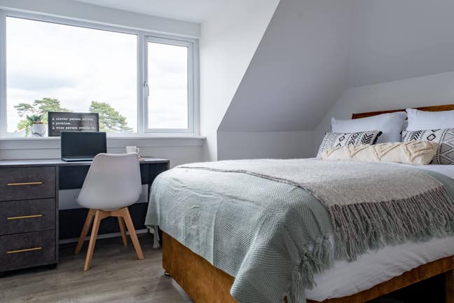 ✨Talbot Woods - Ensuite + Parking 🚗 Main Photo