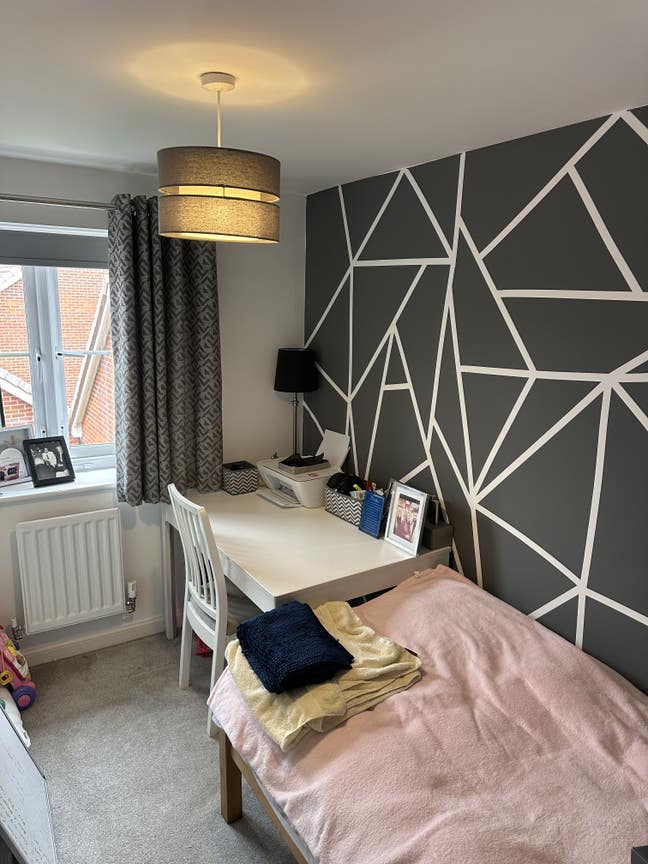 Single room with desk & En suite. Mon-Fri Main Photo