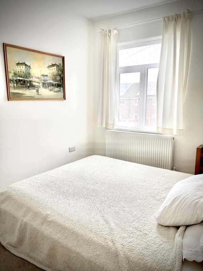 Double bedroom and lounge, close to town centre. Main Photo