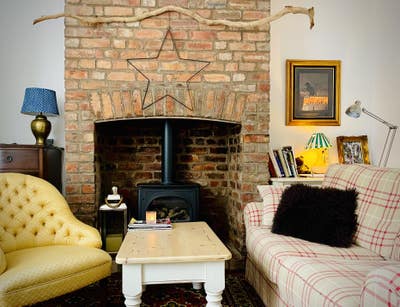 Double bedroom and lounge, close to town centre.  Main Photo