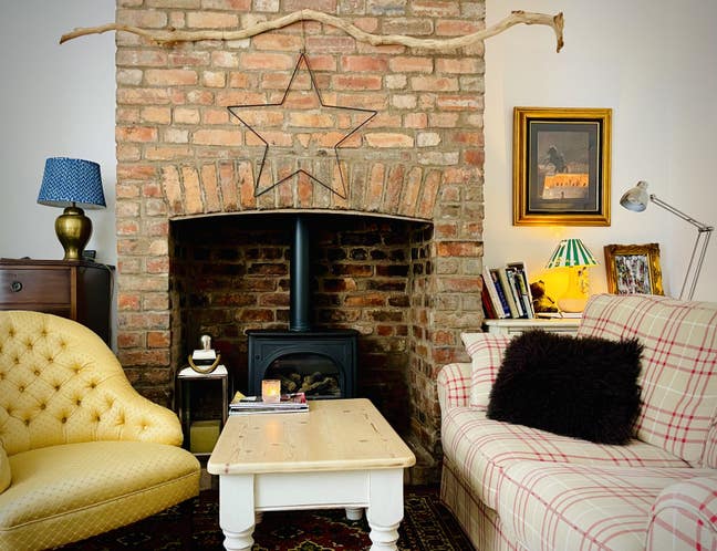 Double bedroom and lounge, close to town centre.  Main Photo