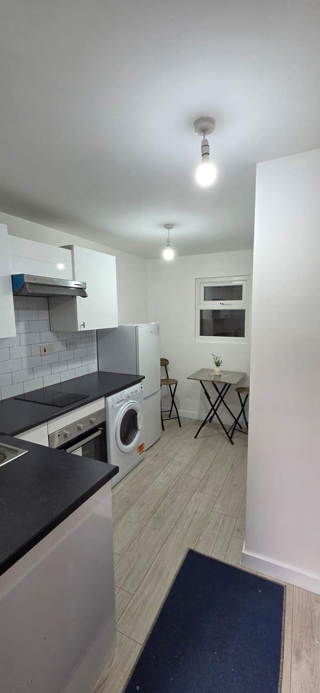 1 bed flat, near hospital, transport, all amenatie Main Photo