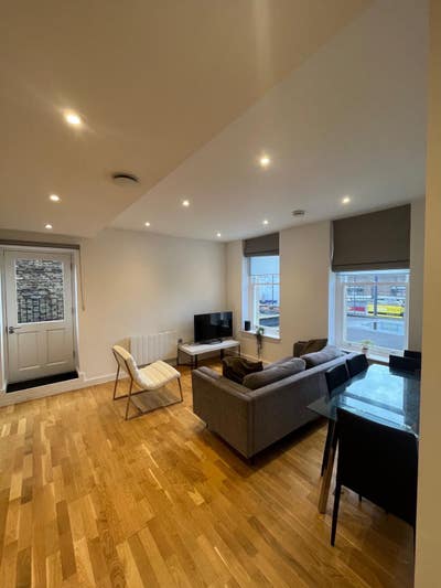 Still available - Balham High Road  Main Photo