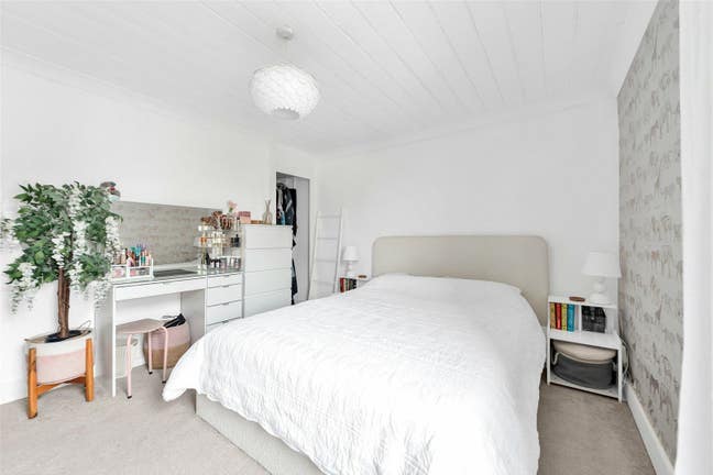 Newly refurbished big single room available! Main Photo