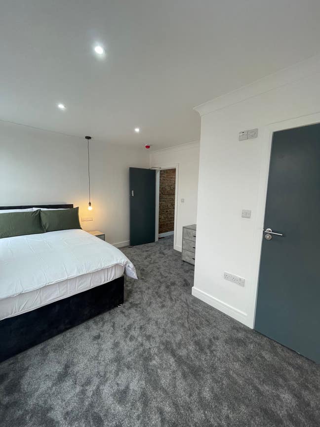 Newly Refurbished En-Suite Room 🏠  Main Photo