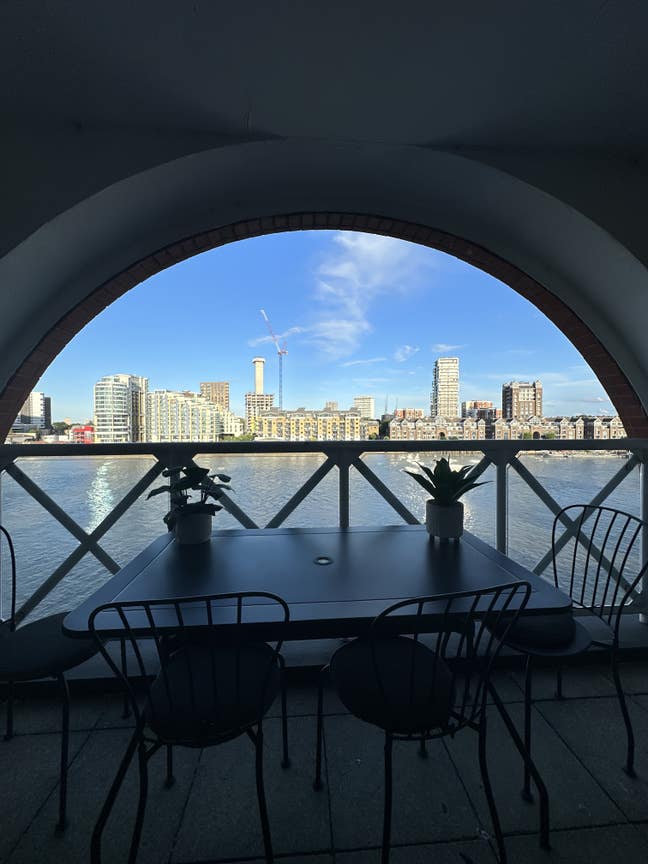 Double Room & Terrace on the Thames Aug-Sept Main Photo