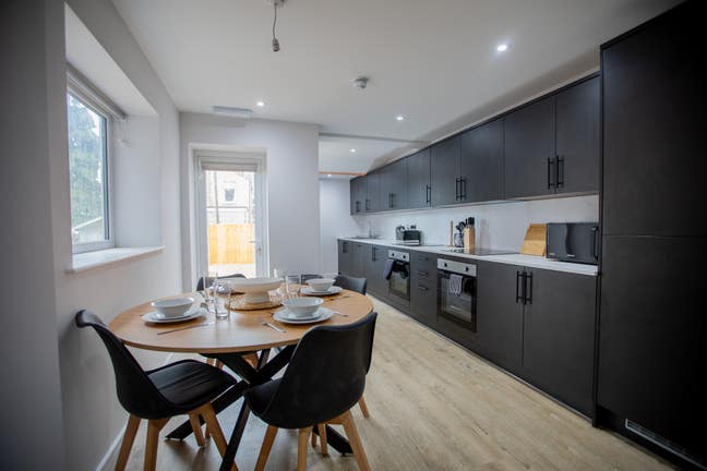Last Kitchenette/En-suite room available!!  Main Photo
