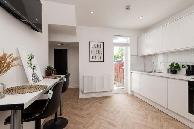 7 Furnished Bedrooms Close to Station Main Photo