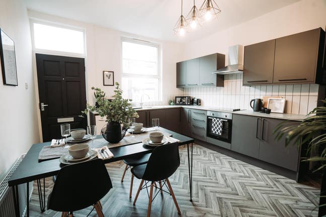 3 Rooms in Stylish Home - All Bills Incl.  Main Photo