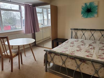  Girls house spacious Ensuit sunny double room  Main Photo
