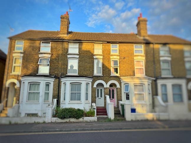 1 bedroom to let in spacious town house Main Photo