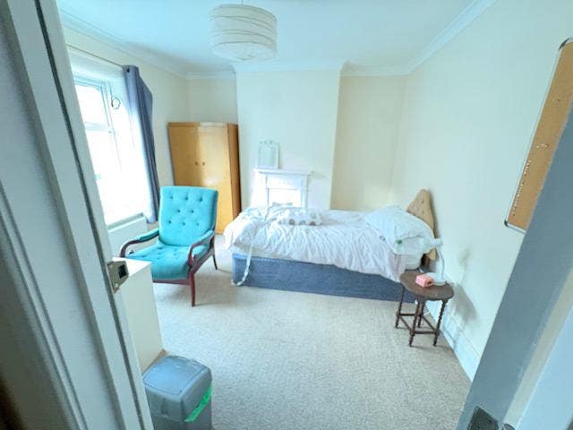 Room to rent in house Main Photo