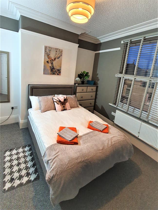 Large double ensuite in refurbished spacious house Main Photo
