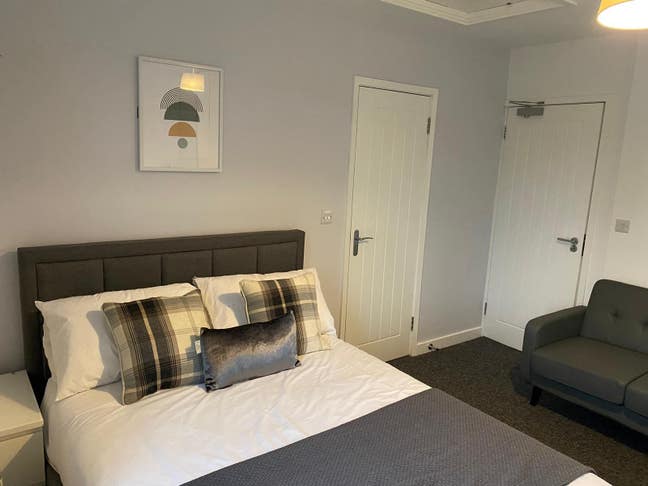 ✨ Ensuite Room – 2 Minutes from Horton Hospital  Main Photo
