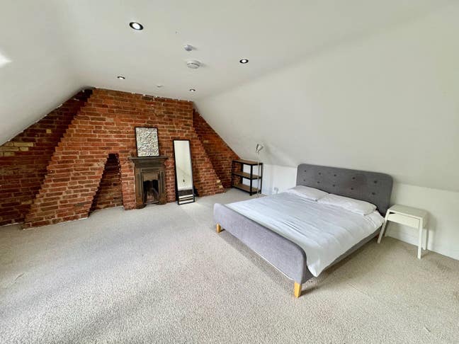 HUGE double room with plenty of storage! Main Photo