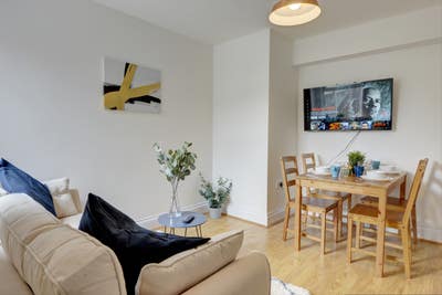 Lovely En-Suite Room Available – Terry Road, Coven Main Photo