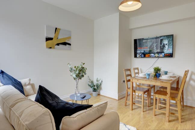 Lovely En-Suite Room Available – Terry Road, Coven Main Photo