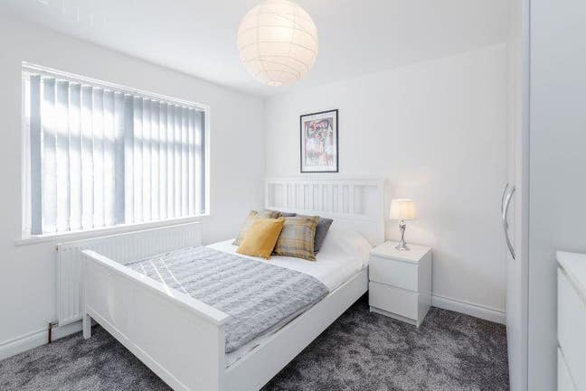 Modern Double Ensuite in Hounslow Main Photo