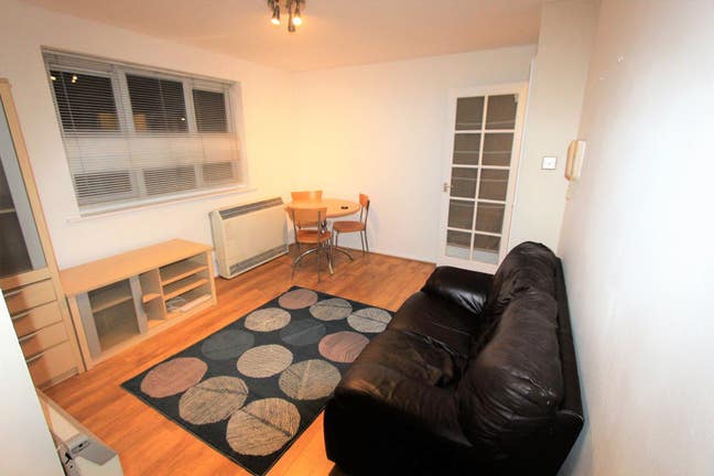 This well-presented 1-bedroom  flat,  Main Photo
