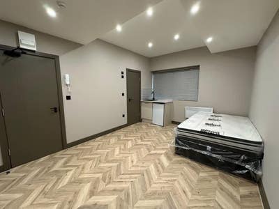 Studio Flat Available in Shepperton, Green Lane,  Main Photo