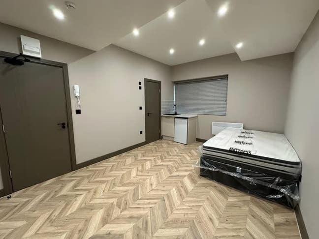 Studio Flat Available in Shepperton, Green Lane,  Main Photo